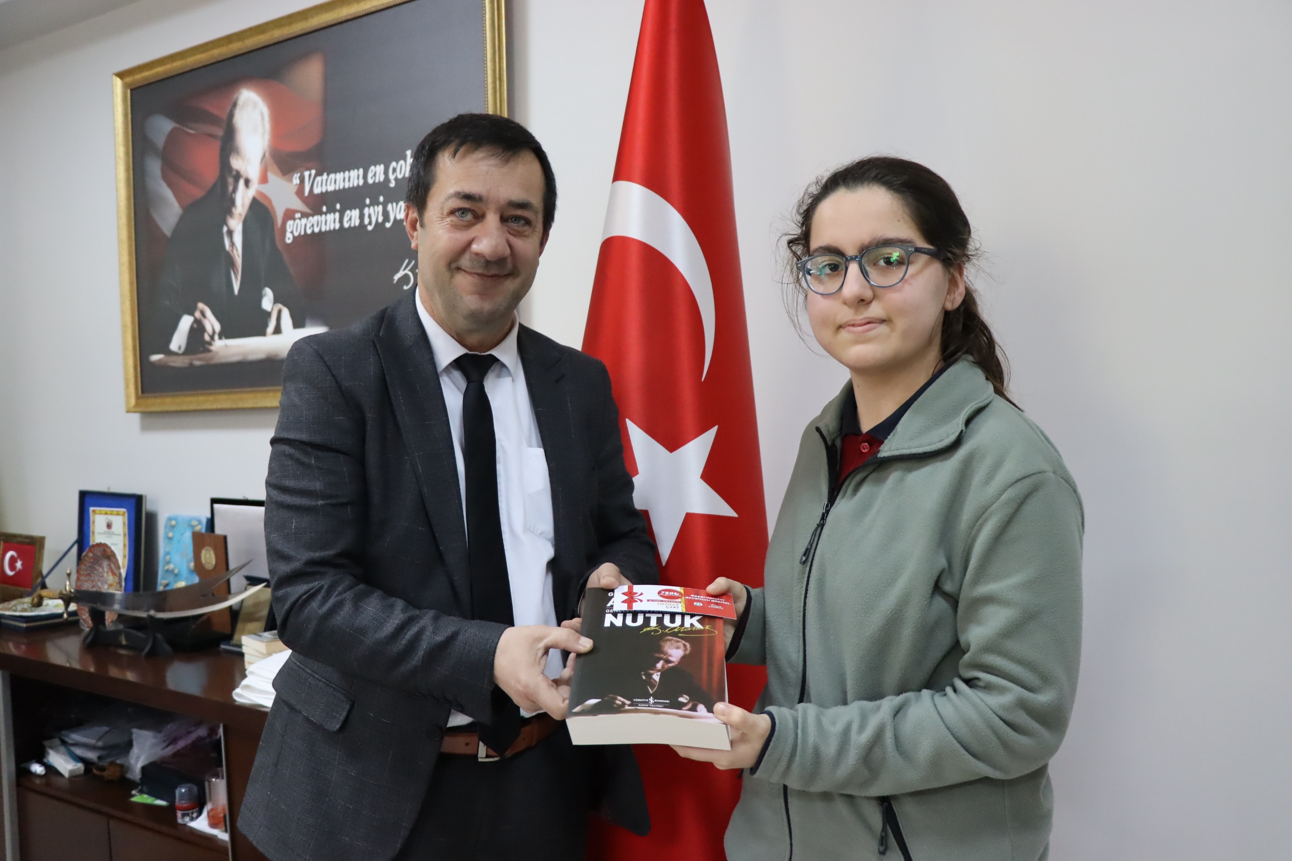 Canbay’dan öğrencilere örnek jest: Kırtasiye çeki ve Nutuk hediyesi
