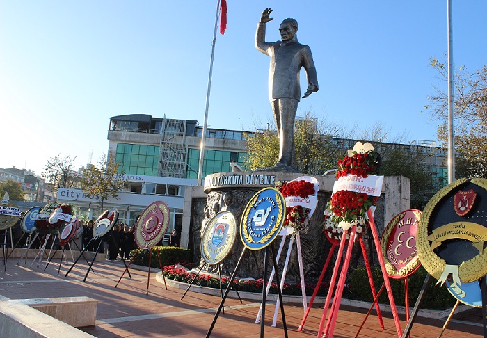 Atatürk Anıtı çelenklerle donatıldı…
