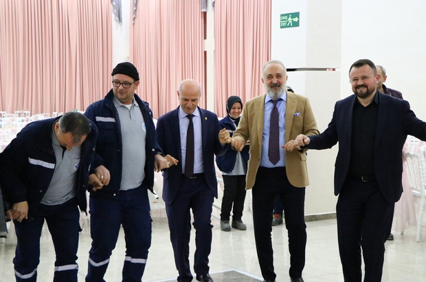 Çiftlikköy Belediyesi’nde en düşük işçi maaşı 7 bin 350 TL oldu Belediye işçileri maaş zammını Başkan Silpagar’la horon çekerek kutladı