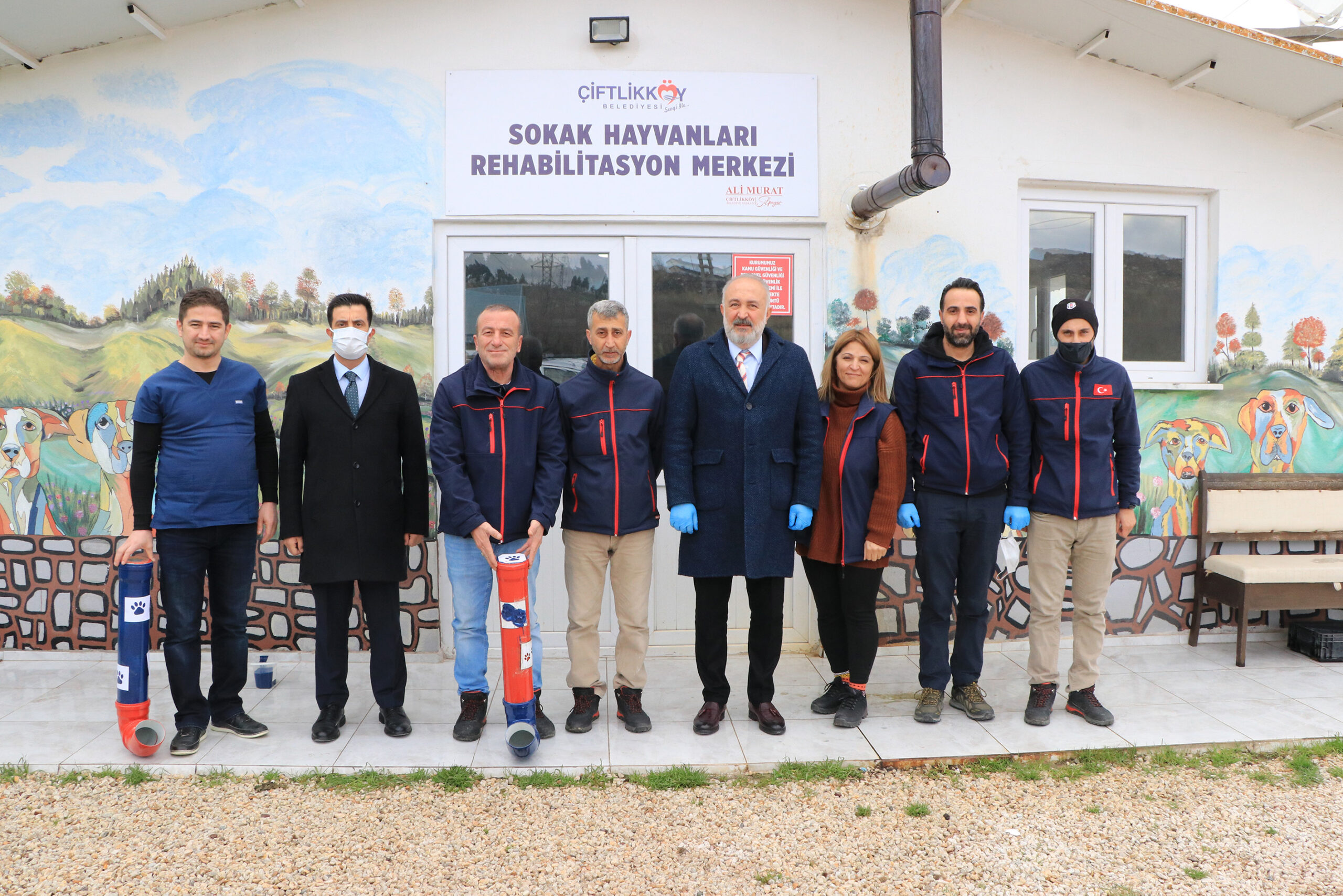 ÇİFTLİKKÖY’DE CAN DOSTLAR İÇİN SU BORULARINDAN MAMA KABI
