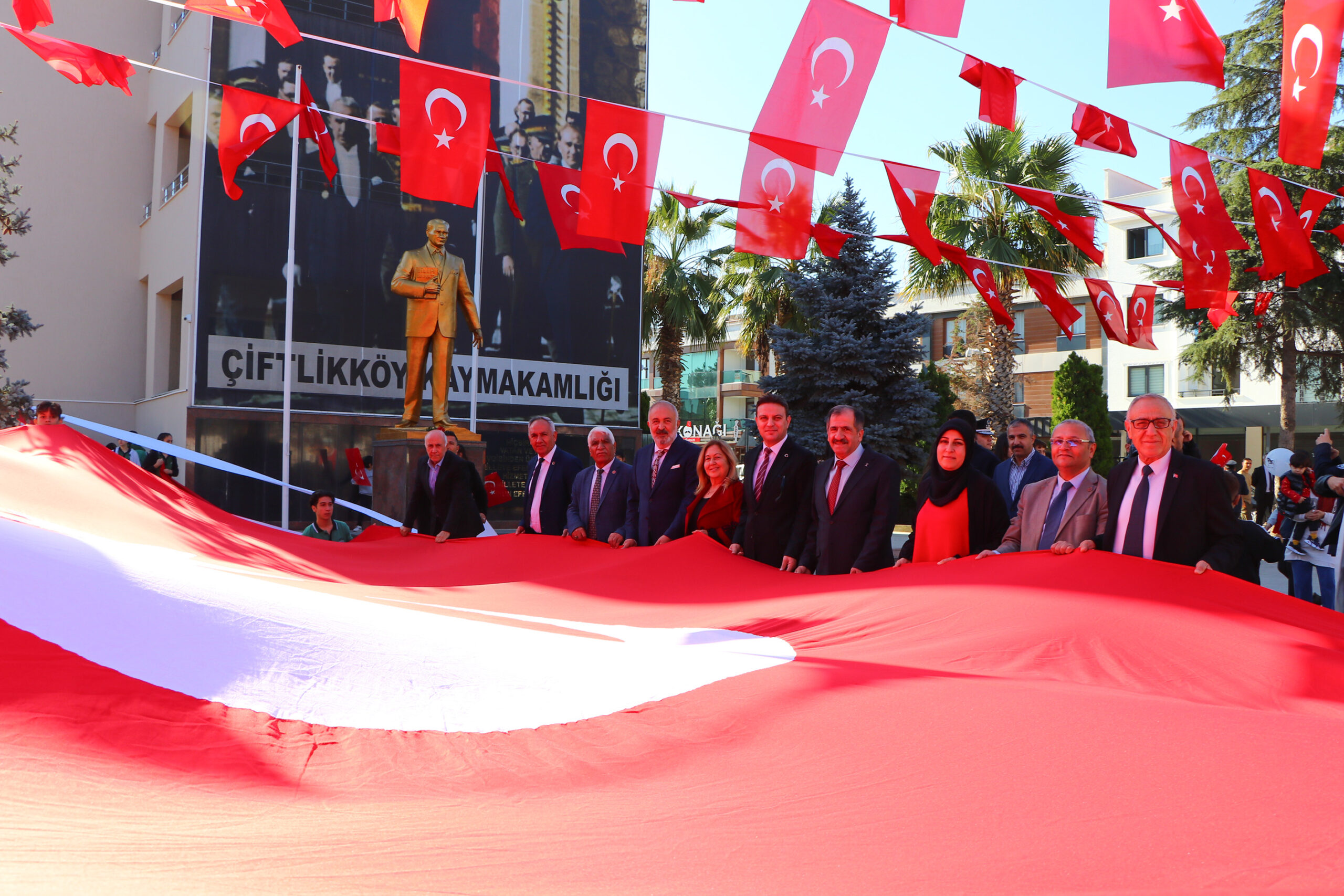 ÇİFTLİKKÖY’DE CUMHURİYETİMİZİN 99.YIL COŞKUSU YAŞANDI