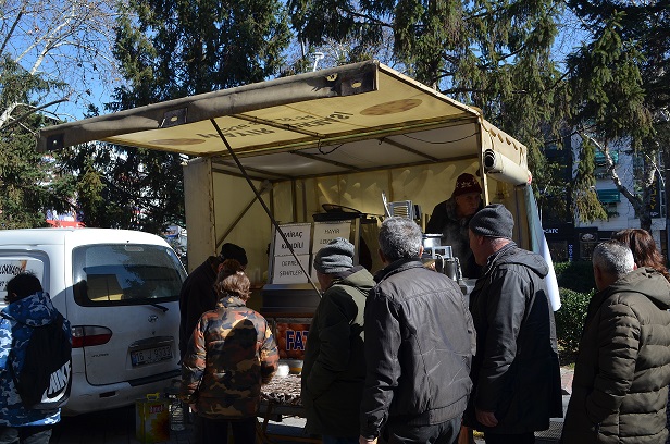 İyi Parti de deprem şehitleri için lokum dağıttı
