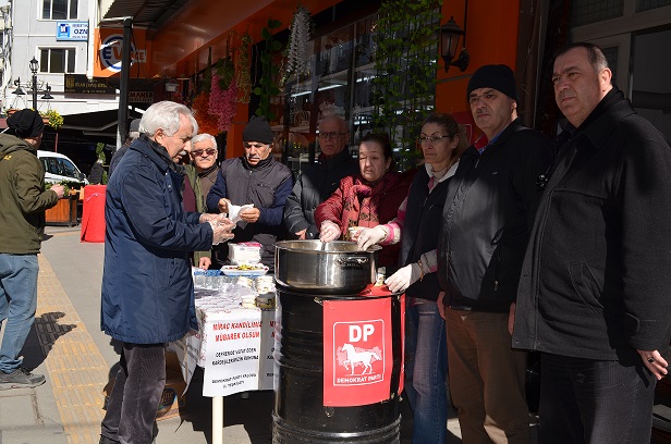 Demokrat Parti’si Helva dağıtımı yaptı…