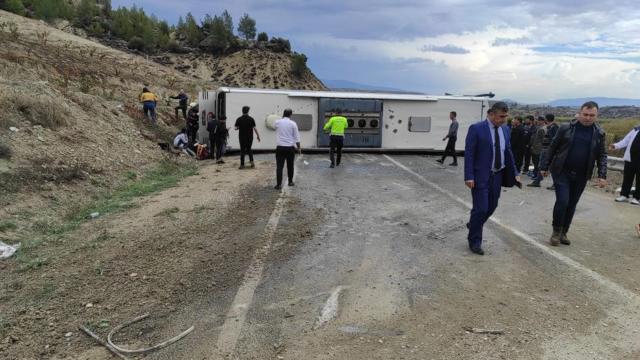 Mersin’de yolcu otobüsü devrildi: 18 yaralı