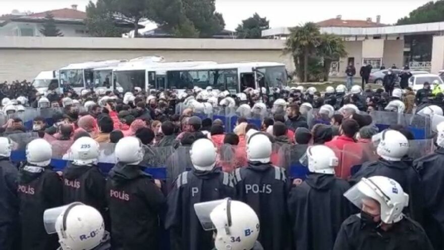Tuncay Özilhan’ın evinin önünde eylem yapan Migros işçileri gözaltına alındı