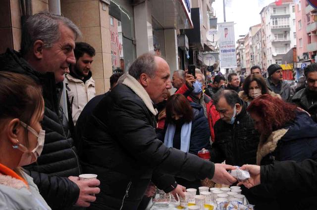 İNCE HOŞAF ve EKMEK DAĞITTI