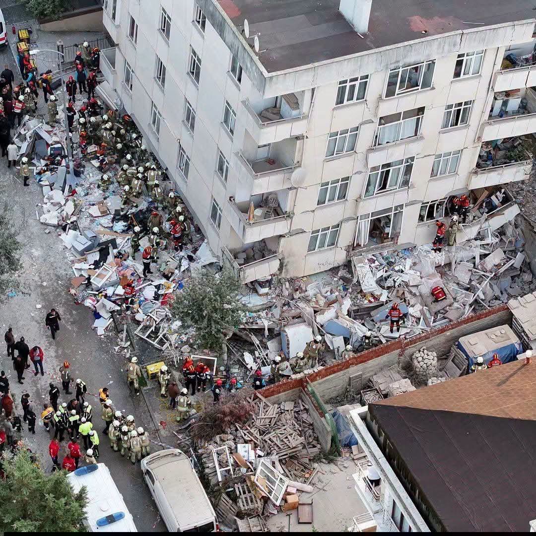 Maltepe’de 7 Katlı Binanın İlk Üç Katı Çöktü: Enkaz Altında Kalanlar İçin Zamanla Yarış