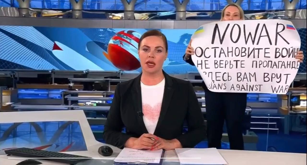 Canlı yayında açtığı “savaşa hayır” pankartıyla dünyanın gündemine oturan Rus gazeteci: “Sorgum 14 saatten uzun sürdü”