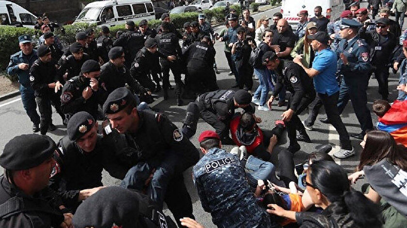 Ermenistan’da tansiyon yükseliyor: Parlamentoyu basan protestocular tutuklanmaya başladı